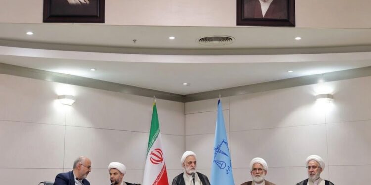 هشدار رئیس قوه قضاییه درباره نفوذ دشمن و تلاش برای مخدوش کردن انسجام ملی