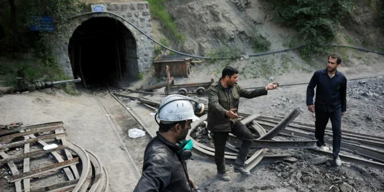 تشکیل پرونده قضایی برای بررسی علت فوت سه نفر در معدن چمستان