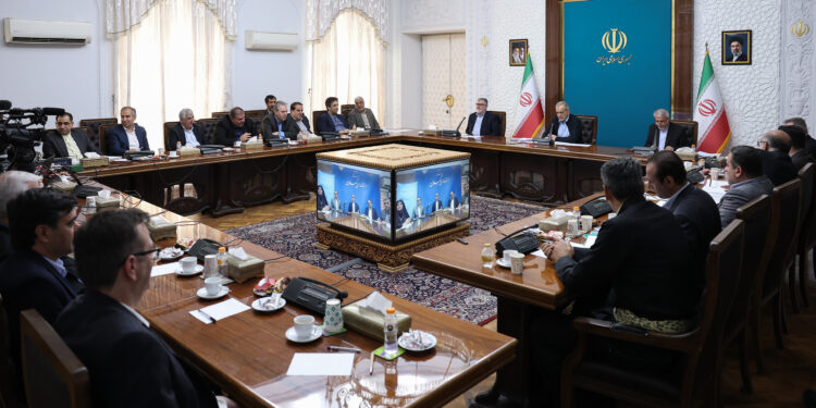 پزشکیان: توسعه روابط با همسایگان، گامی برای عبور از سختیها و شکوفایی ایران