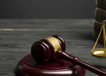 اقرار چیست؟ بررسی اعتبار، انکار و انواع اقرار در حقوق