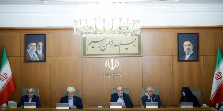 بررسی بازسازی تأسیسات نفت و گاز و تصویب آیین‌نامه گردشگری سلامت
